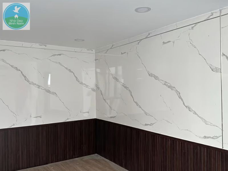 Tấm ốp tường PVC kết hợp lam sóng nhựa giả gỗ