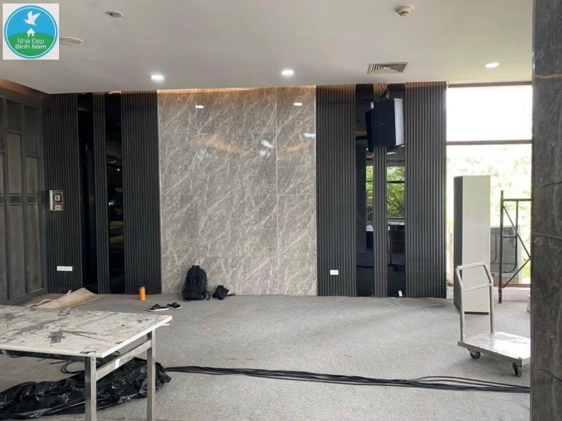 Decor vách TV bằng lam sóng kết hợp PVC vân đá