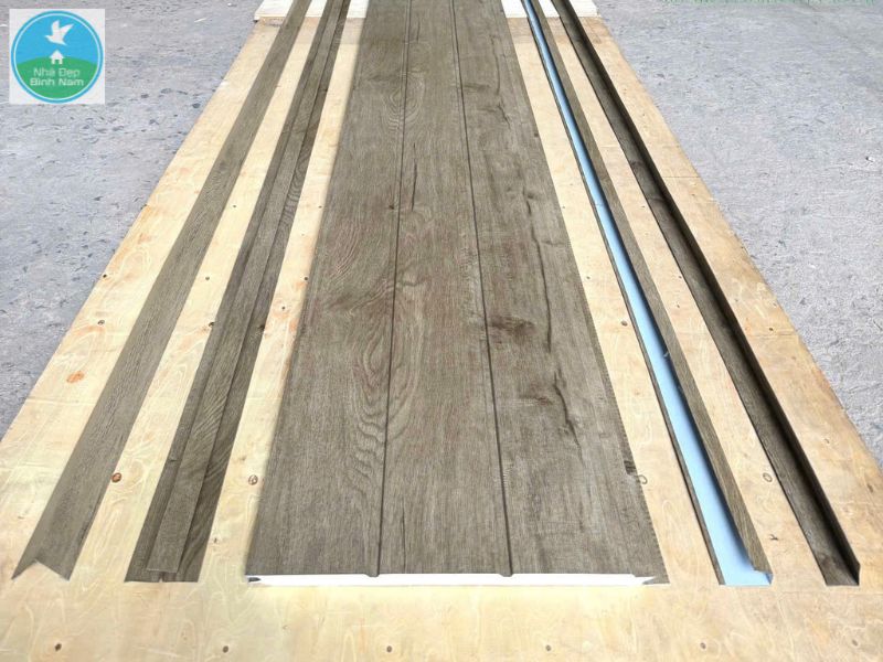 Tấm panel tôn xốp là loại vật liệu xây dựng được cấu tạo từ ba lớp