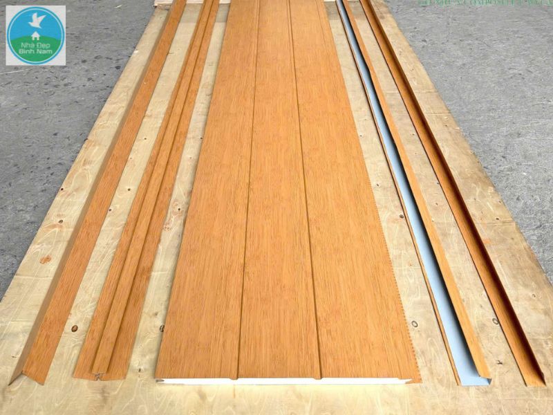 Tấm panel tôn xốp là loại vật liệu xây dựng được cấu tạo từ ba lớp