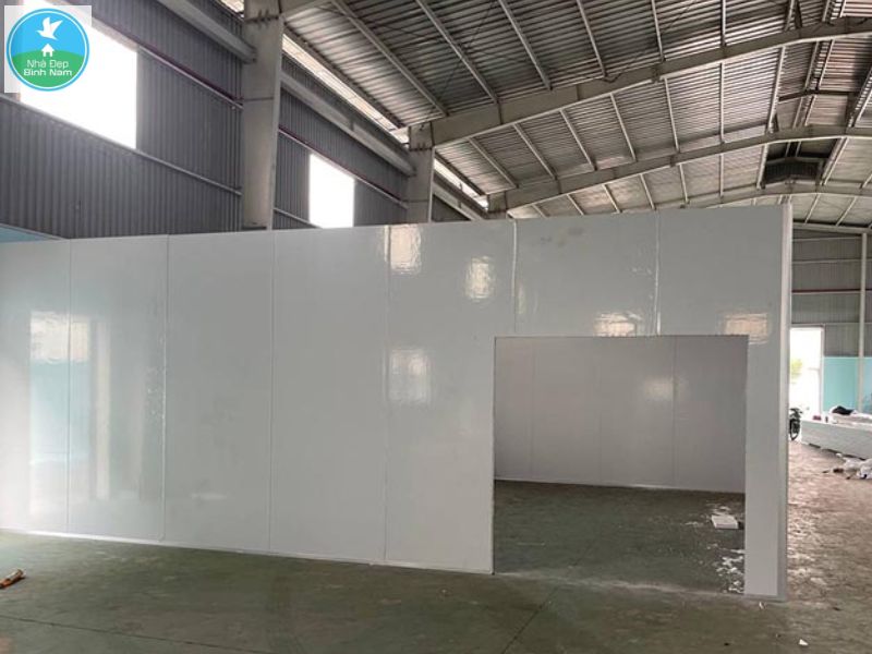 Văn phòng làm bằng tấm panel tôn xốp trắng trơn
