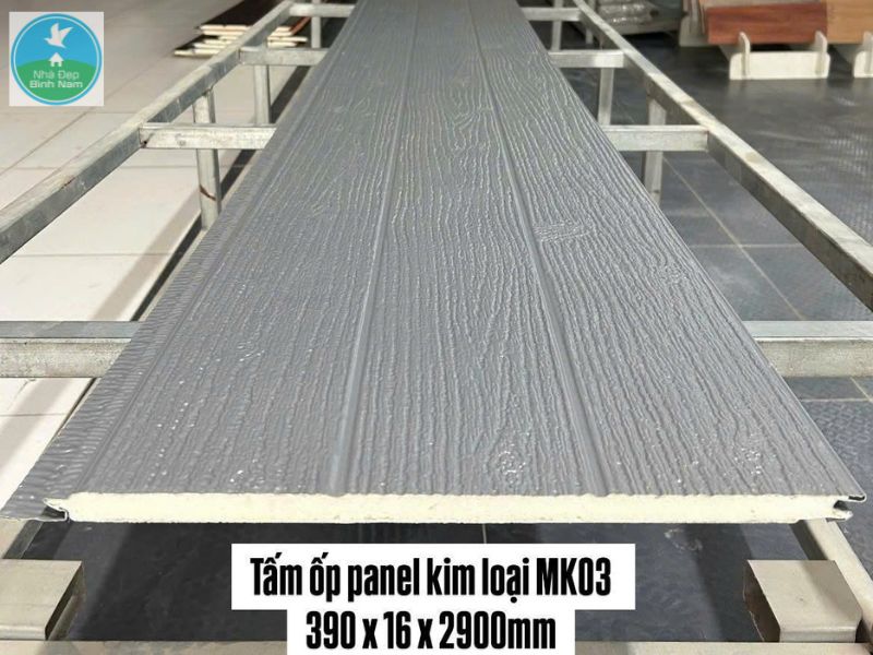 Tấm panel tôn xốp là loại vật liệu xây dựng được cấu tạo từ ba lớp
