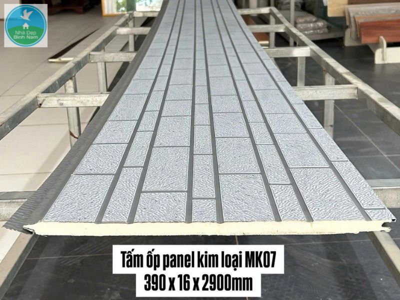 Tấm panel tôn xốp là loại vật liệu xây dựng được cấu tạo từ ba lớp