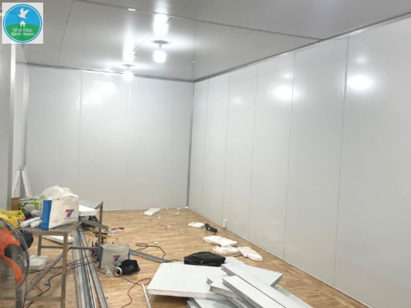 Văn phòng làm bằng tấm panel tôn xốp trắng trơn