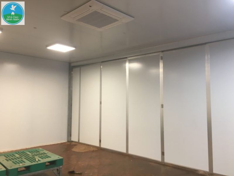 Văn phòng làm bằng tấm panel tôn xốp trắng trơn