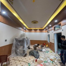 Thi công trần nhựa nano giả gỗ cho nhà lắp ghép 